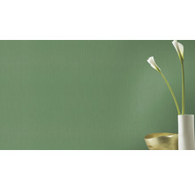 Grüne Vliestapete mit feiner Textur und floraler Dekoration