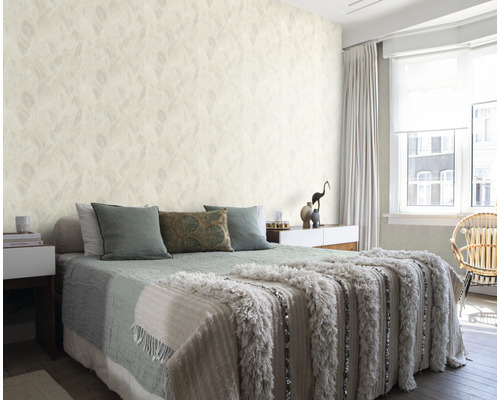 Schlafzimmer mit gemusterter Tapete und Bett