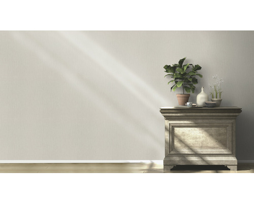 Dekoratives Arrangement mit Kommode, Pflanze und Vasen