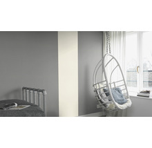 Schlafzimmer mit Wandgestaltung in Grau und Weiß und Hängekorbsessel