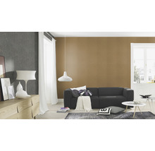 Wohnzimmer mit Sofa, Beistelltisch, Kommode und Pendelleuchte vor gemusterter Tapete
