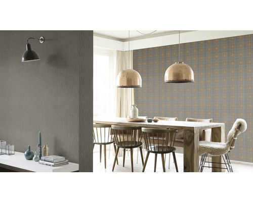 Helles Esszimmer mit Esstisch, Stühlen und Tapete mit Karomuster