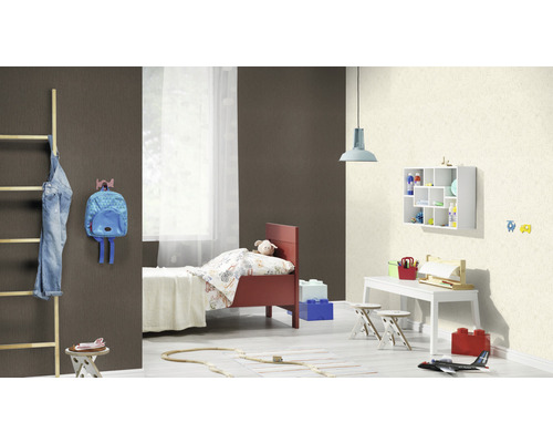 Kinderzimmer mit Bett, Schreibtisch, Spielzeug und Dekoration