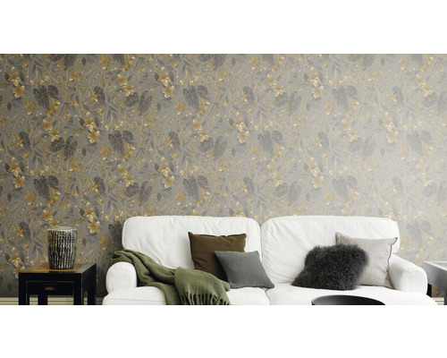 Wohnzimmer mit grau gemusterter Blumentapete