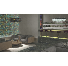 Lounge-Bereich mit Sofas, Couchtisch und Bar im Hintergrund.