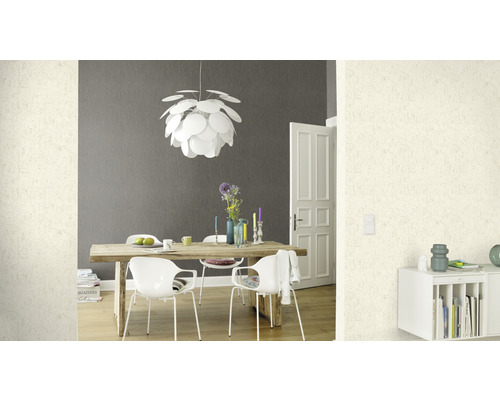 Helles Esszimmer mit Holztisch, Stühlen und Pendelleuchte