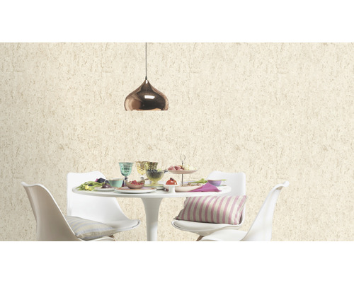 Szene mit einer Esstischgruppe vor einer Wand mit einer Korktapete