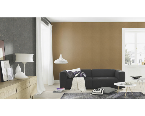 Wohnzimmer mit Sofa, Kommode und dekorativer Wandgestaltung.