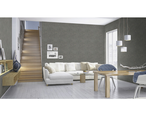 Wohnzimmer mit grauer Tapete, Treppe, weißer Couch und Holztisch