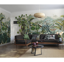 Wohnzimmer mit Dschungel-Tapete, Sofa, Couchtisch und Lampe