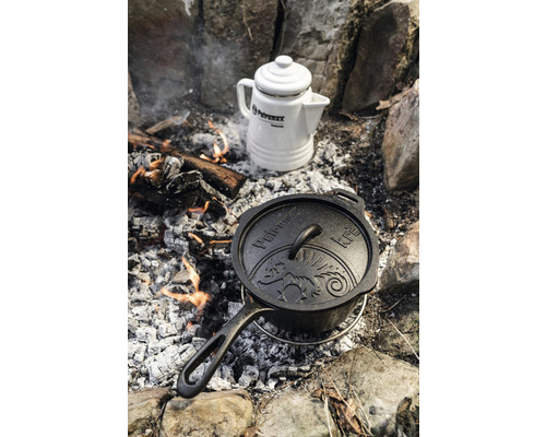 Petromax Kaffeekanne und Feuertopf über offenem Feuer