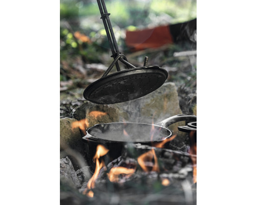 Kochen über offenem Feuer mit Topf und Deckel.