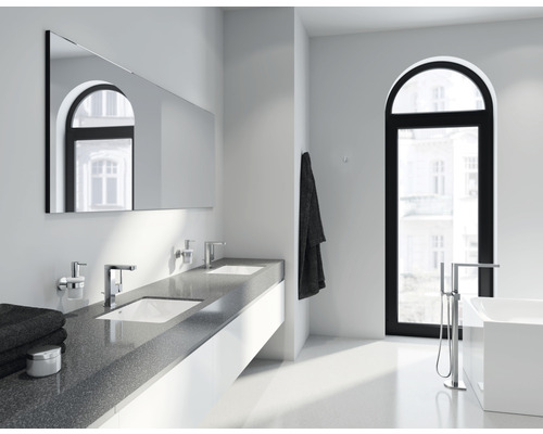 Modernes Badezimmer mit Doppelwaschtisch, Spiegel und Badewanne.