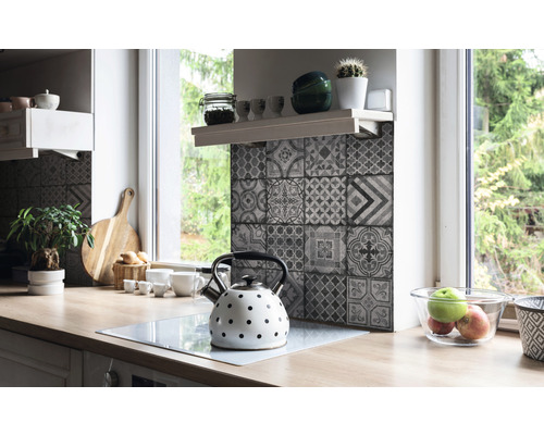 Küchenszene mit Mosaikfliesen, Teekessel und Holzarbeitsplatte