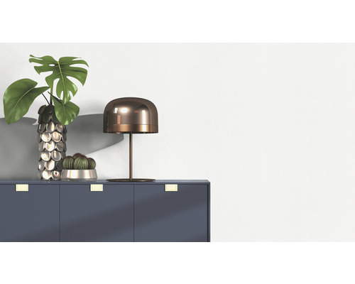 Dekorative Inneneinrichtung mit Kommode, Lampe, Vase und Pflanzen