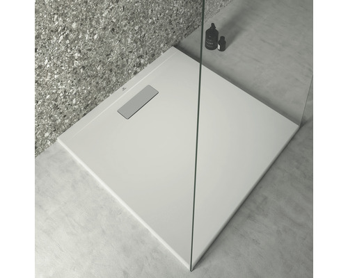 Quadratische Duschwanne mit Ablaufgarnitur im Badezimmer