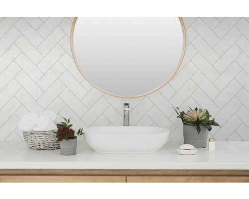 Wandbelag PVC Ceramics Metallic Chevron 67,5 x 400 cm Helles Badezimmer mit Aufsatzwaschbecken, Spiegel und Fliesen im Fischgrätmuster