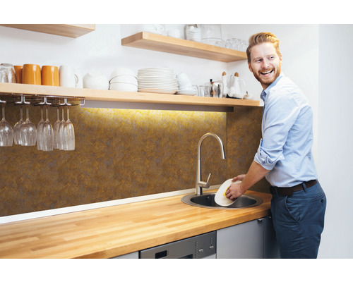 Helle Küche mit Holz Arbeitsplatte und Mann beim Abwaschen