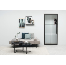 Wohnzimmer mit Tagesbett, Couchtischen, Wanddekoration und Flügeltür