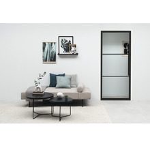Helles Wohnzimmer mit Sofa, Couchtischen, Pflanzenbildern und Glastür
