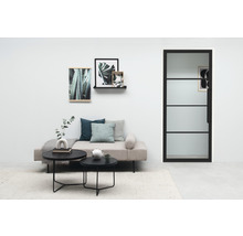 Modernes Wohnzimmer mit Couch, Couchtischen, Wanddekoration und Glastür