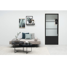 Wohnzimmer mit Sofa, Couchtisch und Innentür mit Glaseinsatz