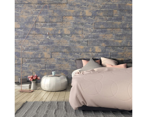 Schlafzimmer mit Wandpaneelen in Steinoptik, Stehlampe und Bett