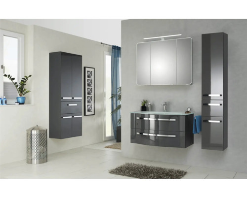 Helles Badezimmer mit Waschtisch, Spiegelschrank, Hängeschrank und Hochschrank in Grau