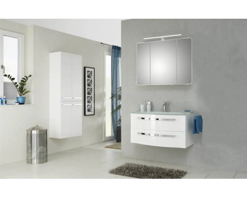 Badezimmer mit weißem Waschtisch, Spiegelschrank, Hochschrank und Wäschekorb aus Metall.