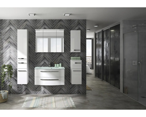 Badezimmer mit Waschtisch, Spiegelschrank und Hochschrank in einem modernen Design.