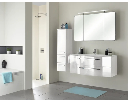 Modernes Badezimmer mit Dusche, Waschtisch, Spiegelschrank und Hochkommode in glänzendem Weiß