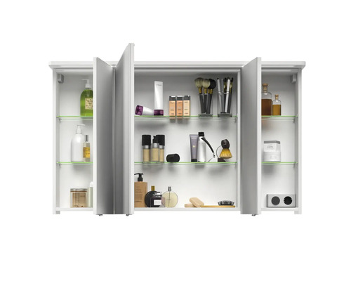 Geöffneter Spiegelschrank mit Glasböden und diversen Badartikeln