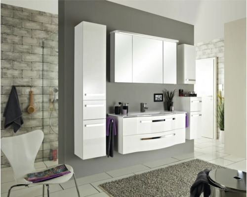 Modernes Badezimmer mit weißem Waschtisch, Spiegelschrank und Hochschrank.