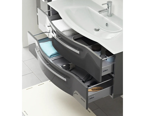 Waschtischunterschrank mit geöffneten Schubladen und diversen Badutensilien