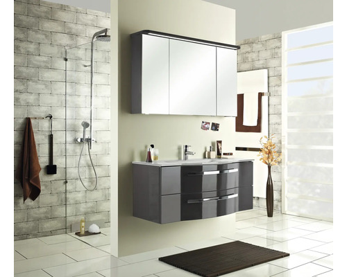 Modernes Badezimmer mit Waschtisch, Spiegelschrank, Dusche und Handtuchheizkörper