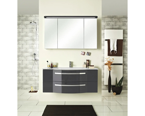 Badezimmer mit Waschtisch, Spiegelschrank, Handtuchwärmer und Dusche