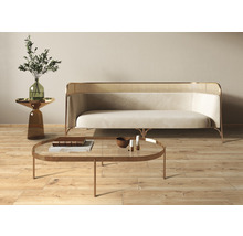 Interieur mit Sofa, Couchtisch und Beistelltisch für Wohnraumgestaltung