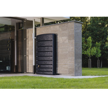 Regenwassertank mit Holzoptik und Regenfallrohr am Haus