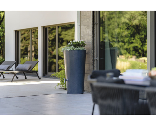 Regentonne in Steinoptik mit Hahn im Gartenbereich