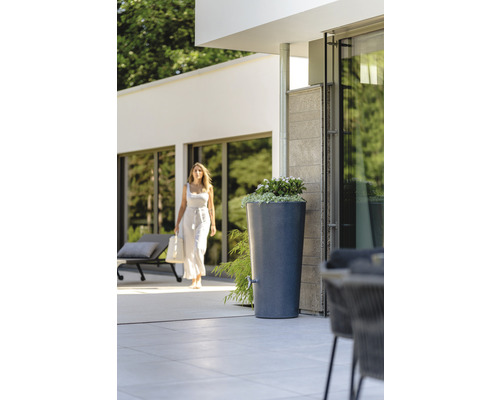 Regentonne mit Bepflanzung und Wasserhahn im Garten