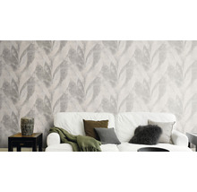Wohnzimmer mit Tapete mit Blattmuster und weißem Sofa