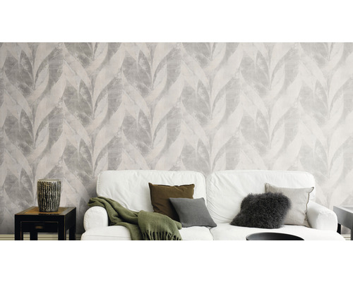 Wohnzimmer mit Tapete mit Blattmuster und weißem Sofa