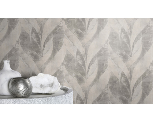 Zimmer mit Blattmuster Tapete, Dekovase und Windlicht