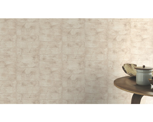 Wandfliesen mit Steinmuster und Tisch mit Dekoration