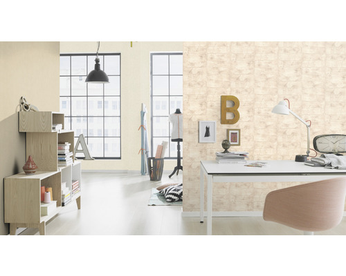 Helles Arbeitszimmer mit Schreibtisch, Stuhl und gemusterter Tapete