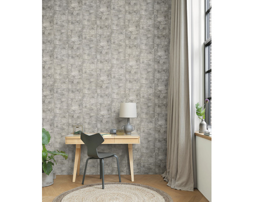 Arbeitszimmer mit Steintapete, Schreibtisch und Stuhl