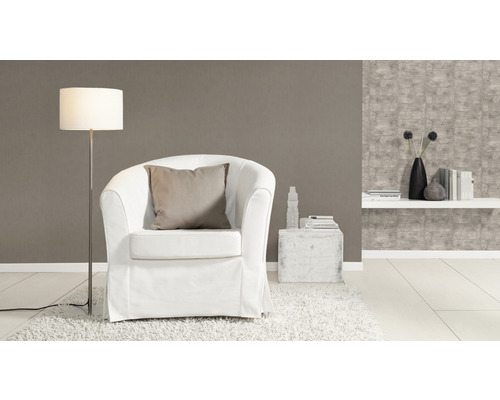 Wohnzimmer mit Sessel, Stehlampe, Teppich und Regal