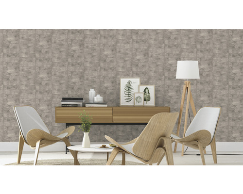 Wohnzimmer mit grauer Ziegeloptik Tapete, Sessel und Tisch