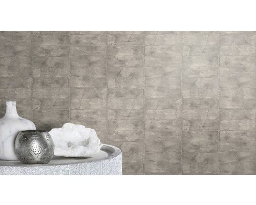 Dekorative Wandgestaltung mit Steinoptikfliesen und Wohnaccessoires.