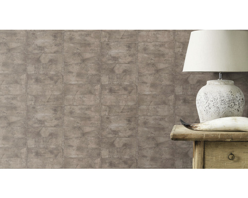 Dekorative Wand mit Steinoptik-Tapete und Tischleuchte